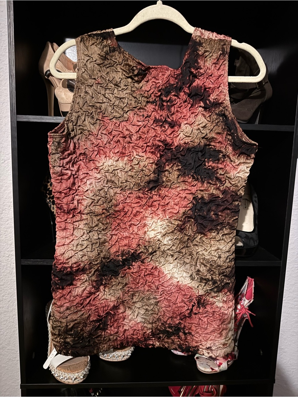 Notations Crinkle Tie-Dye Tank Top in Rust, Brown & Black